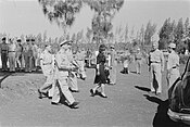 Legercommandant SH Spoor verlaat de begraafplaats, Bestanddeelnr 222-5-5.jpg ---- Menteng Poeloe 1947, Reburial H.L. la Lau 29, Bestanddeelnr 222-5-5.jpg