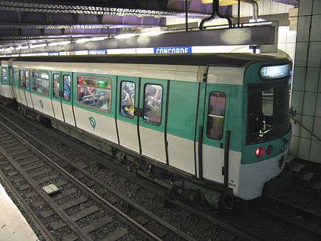 Metro-Paris-Rame-serie-MF77-ligne-8-station-Concorde.jpg