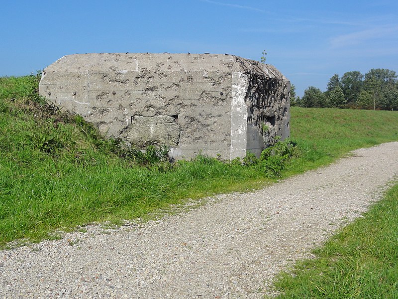 File:Mill Rijksmonument 525576 S-Kazemat 543 langs Defensiekanaal tegen aarden wal.JPG