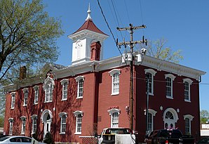 Das Moore County Courthouse and Jail in Lynchburg, seit 1979 im NRHP gelistet[1]