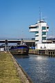 Motorvrachtschip KON-TIKI verlaat de Houtribsluizen (Lelystad).