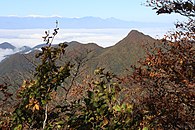 東南東側の黒岳から望む釈迦ヶ岳 遠景は赤石山脈