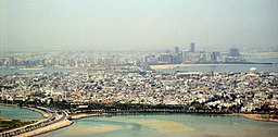 Muharraq med Manama i bakgrunden