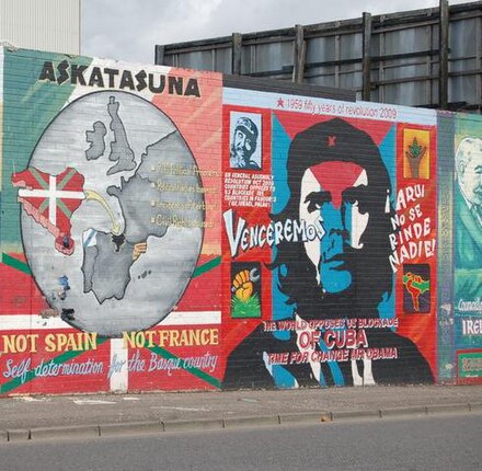 Mural nacionalista irlandès en Belfast mostrant solidaritat amb el nacionalisme basc, apreciant-se en el mateix un mapa d'Euskal Herria. A més, pot veure's un retrat de Che Guevara amb la bandera cubana.
