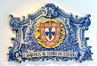 Armas da República, com escudo de formato ogival. Painel de azulejos de uma estação ferroviária, início do século XX.