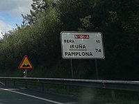 N-121-A  errepideko Iruña/Pamplona seinalea, Irunen