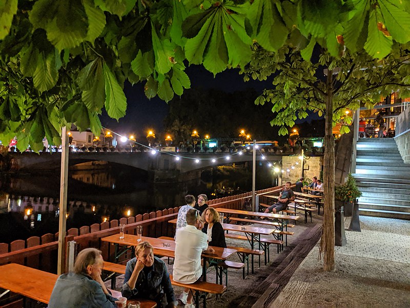 File:Neckarmüller Biergarten bei Nacht im Sommer 2.jpg