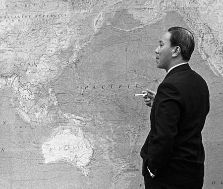 Tập_tin:Nguyen_Van_Thieu_with_map_(cropped).jpg