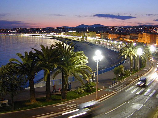 Nizza: Promenade des Anglais an der Engelsbucht (Baie des Anges). Nice-night-view-with-blurred-cars