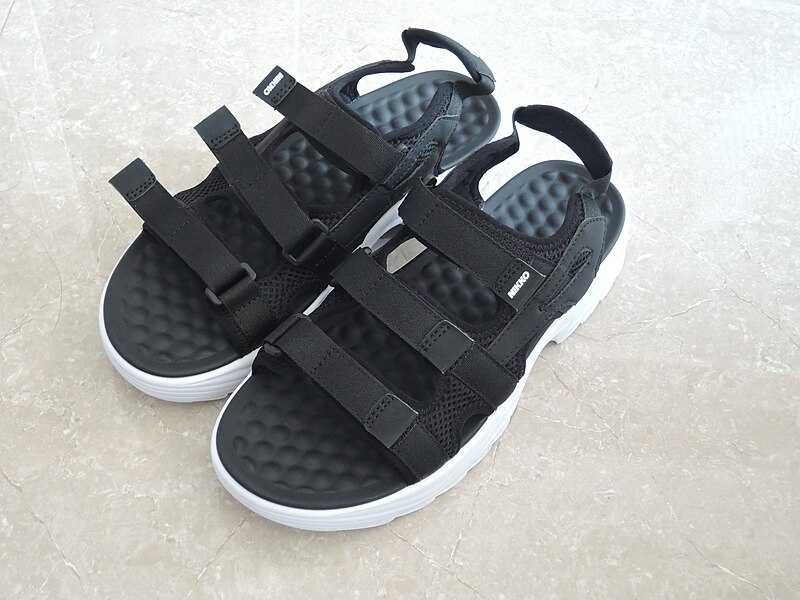 File:Nikko black sandal.jpg