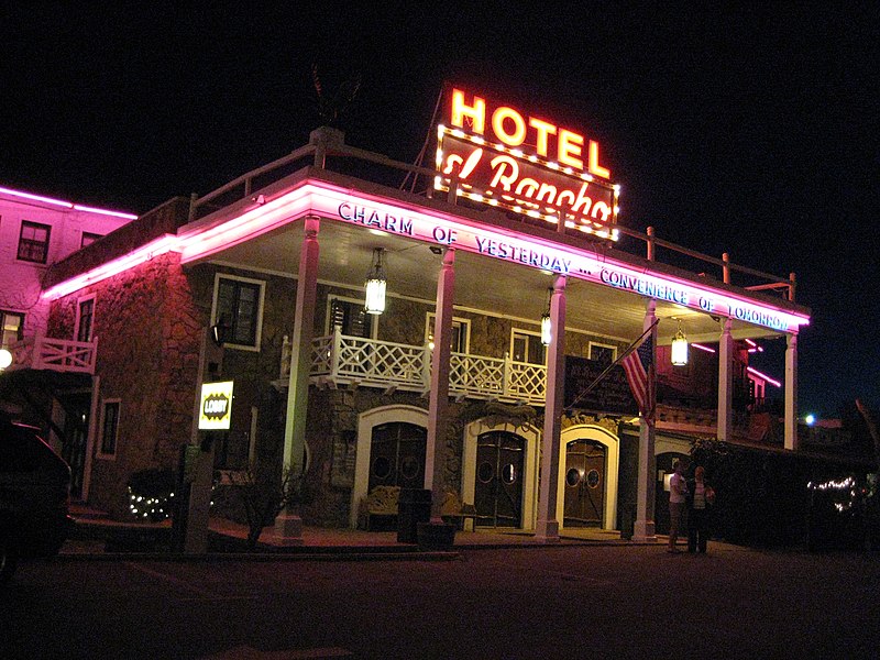 File:Nocturnal Hotel El Rancho.jpg