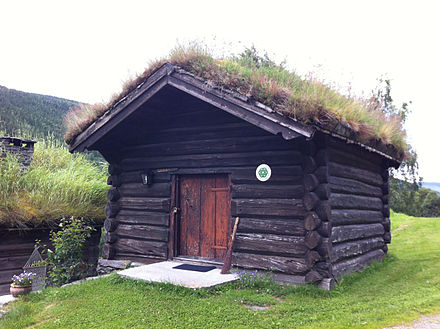One of the buildings, <<Aurbua>>, at Nordre Ekre farm in Heidal, with the Olavsrosa plate on the wall Nordre Ekre 7.jpg