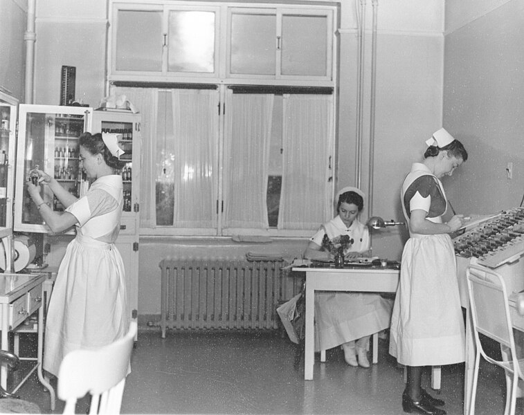 File:Nurses in University Hospital.jpg