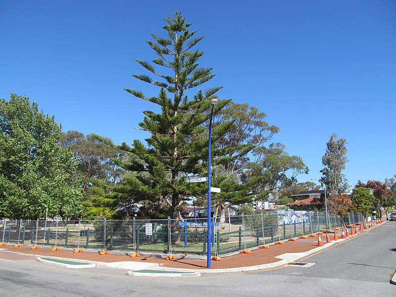 File:OIC e fremantle glasson park 2012.jpg