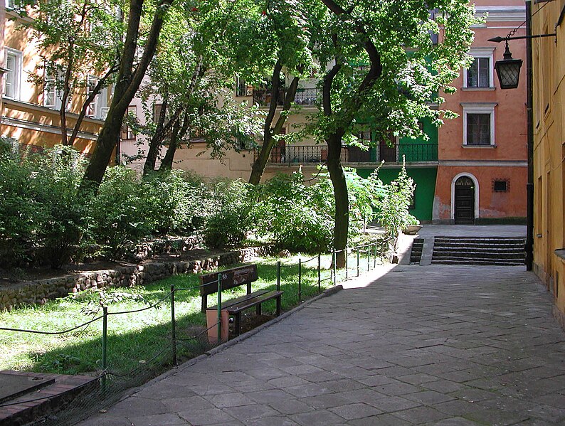 File:Old Town backyard.jpg