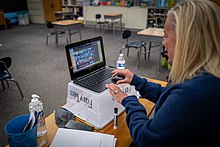 A teacher deliver a lesson over Zoom. Onlineteacher.jpg