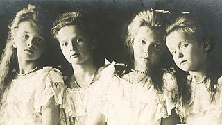 Avec ses sœurs en 1906.