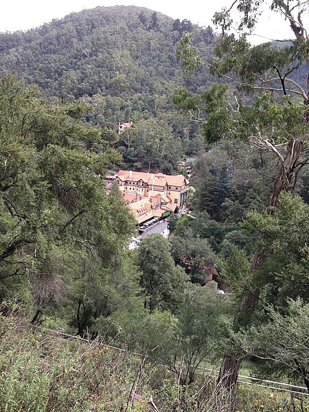 File:Overlooking Jenolan Caves House.jpg