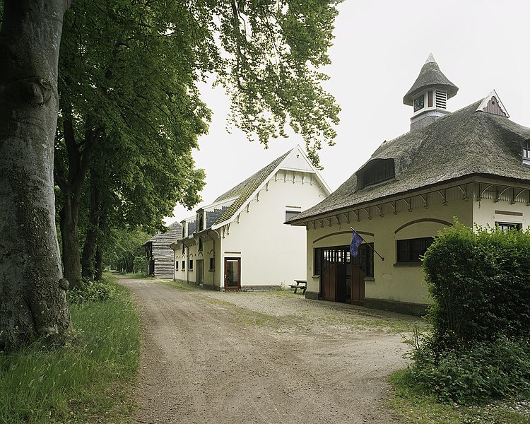 File:Overzicht van de laan, van voor naar achter, met het koetshuis, de boerenschuur en een schuur - Paterswolde - 20387386 - RCE.jpg