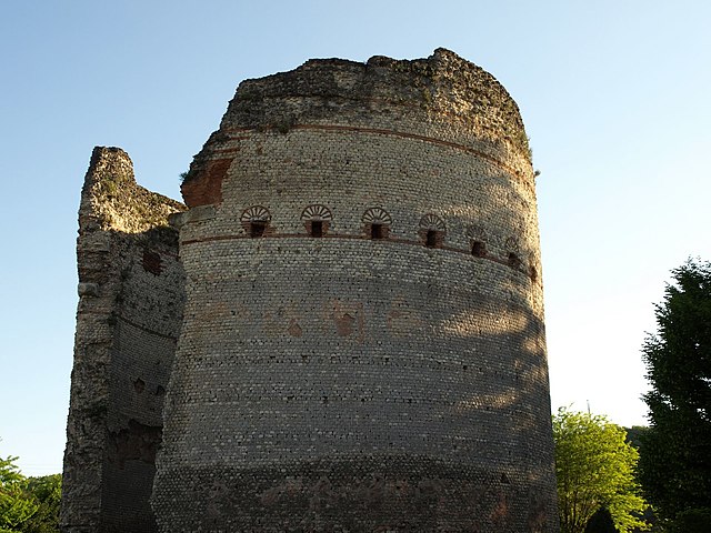 File:Périgueux - Temple de Vésone.jpg