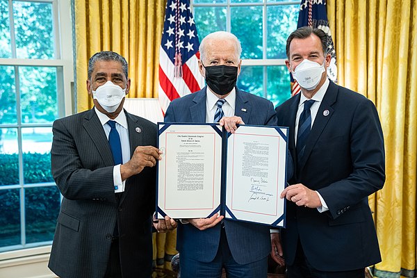 Espaillat with President Joe Biden and Tom Suozzi in 2021