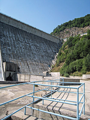 Die Staumauer des Unterbeckens