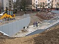 Polski: Nowo wybudowany węzeł Wzgórze św. Maksymiliana w Gdyni, wejście do tunelu dla pieszych od strony Skweru Plymouth