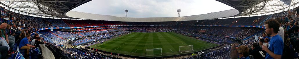 Panorama van de Kuip voor wedstrijd gezien vanuit vak TT met supporters van PEC Zwolle
