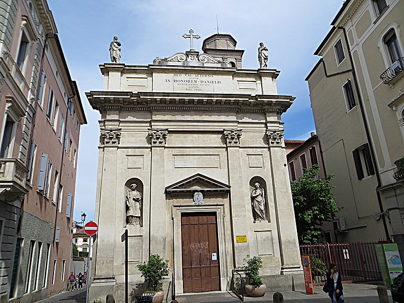 File:Parrocchia San Daniele - panoramio.jpg