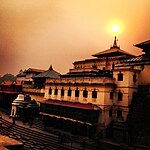 Sluneční svit na chrám Pahupatinath