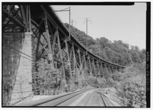 Tampilan perspektif dari selatan pendekatan trestle, mencari SE, dengan tinggi dermaga batu untuk Conestoga Sungai span di sebelah kiri. - Pennsylvania Railroad, Safe Harbor Bridge, yang Mencakup mulut HAER PA,36-SAHAR,1-10.tif