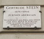 Plakette am Haus in der Rue de Fleurus 27, wo Gertrude Stein bis 1938 lebte