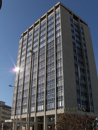 L'immeuble de la Sécurité Sociale, seul haut bâtiment de la ville, est un marqueur du centre-ville, à la croisée des trois freguesias centrales.