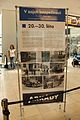 Čeština: Informační tabule věnovaná 20.-30. létům dvacátého století na výstavě „V zajetí bezpečnosti“ uspořádané v obchodním centru Arkády Pankrác.