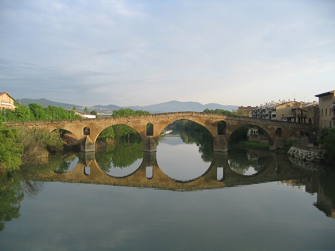 File:Puente la reina.jpg