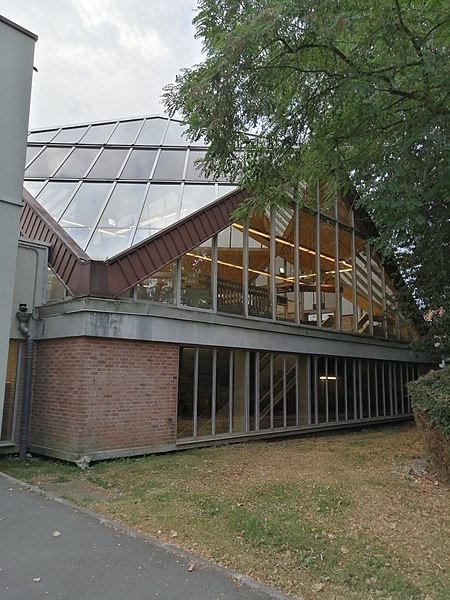 File:Pyramide de verre de la station de métro Triolo (côté Quatre Cantons).jpg