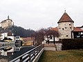 Raabs an der Thaya, Marktgemeinde im Waldviertel, Niederösterreich, Österreich, das Grenzlandmuseum im früheren Stadtturm am Flussufer, im Hintergrund das Schloss