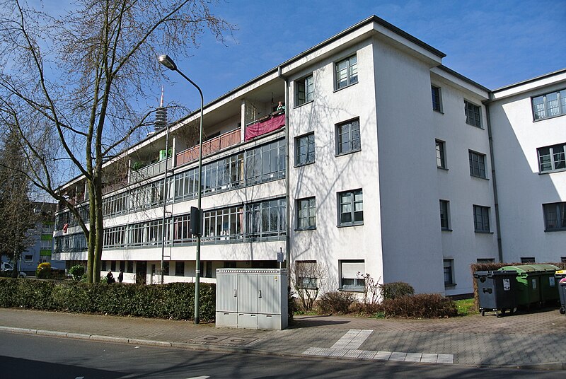 File:Raimundstraßen-Siedlung Frankfurt-Dornbusch Fallerslebenstraße von Osten.JPG