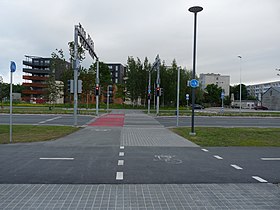 Пешеходный переход возле улицы Полдри, слева дома жилого квартала «Уус-Холланди»