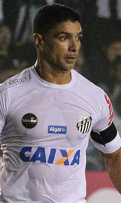 Renato, meia do Santos (35149907452) (cropped).jpg