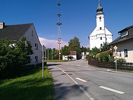 Rettenbach Dorfplatz und Kirche.jpg