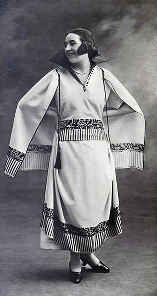 Fichier:Robe et cape d'après-midi par Redfern 1922 cropped.jpg