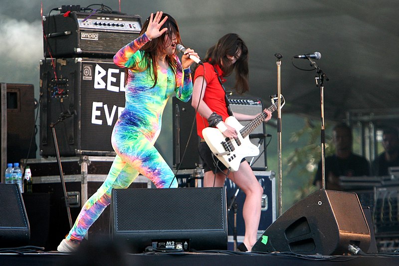 File:Rock en Seine 2007, Cansei de Ser Sexy 1.jpg