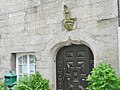 Roscoff : porte cintrée et sculpture à l'entrée d'une maison