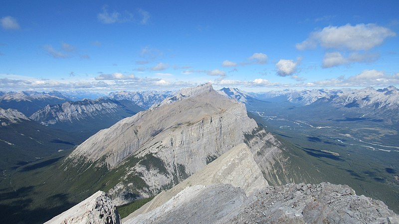 File:Rundle and ha ling peak.jpg