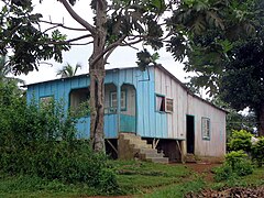 Maison en bois sur pilotis.