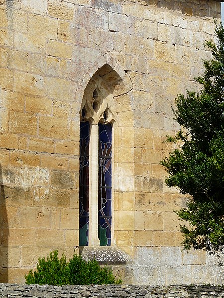 File:Saint-Léon-sur-Vézère cimetière chapelle baie.jpg