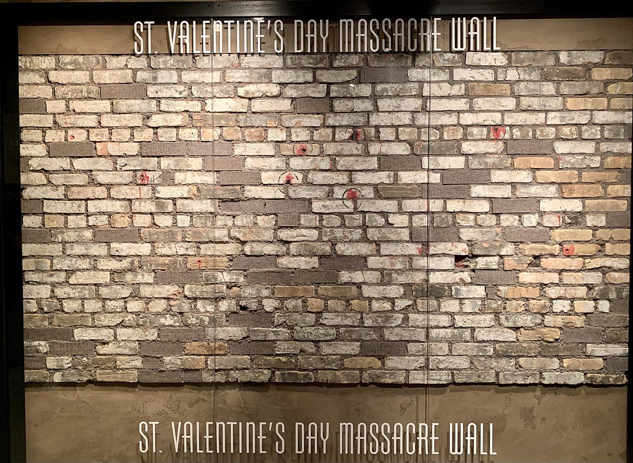 Enigme 14 résolue : BYRON BOLTON 1280px-Saint_Valentine%27s_Day_Massacre_wall_at_the_Mob_Museum