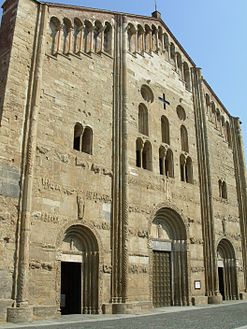 Baix relleus esculpits als mateixos carreus de l'immafront, amb motius animalístics, historiats, decoratius, simbòlics. San Michele Maggiore, Pavia