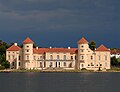 Il castello visto dal lago